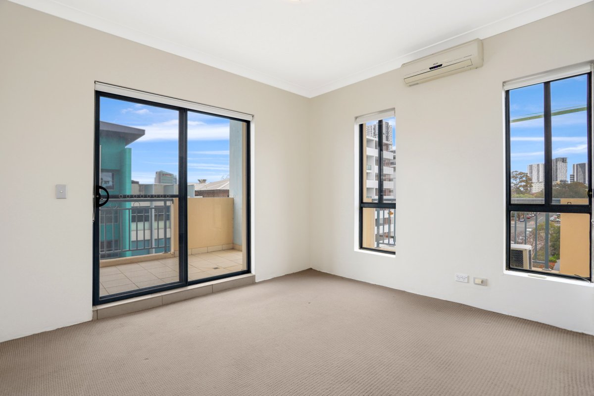 Large Top Floor Apartment in a Great Location